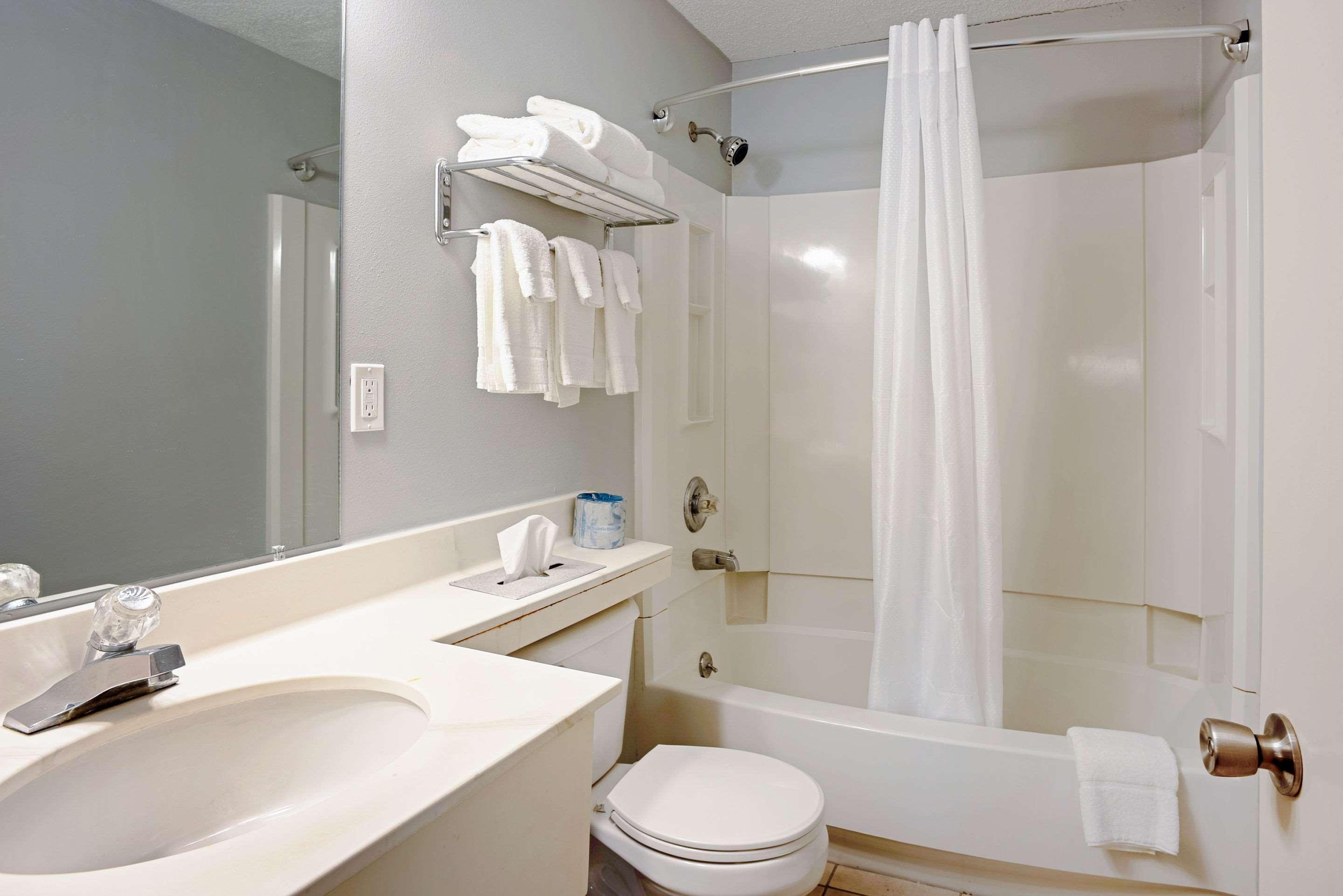 Quality Inn Frontier At Us Hwy 30 Clinton Екстер'єр фото
