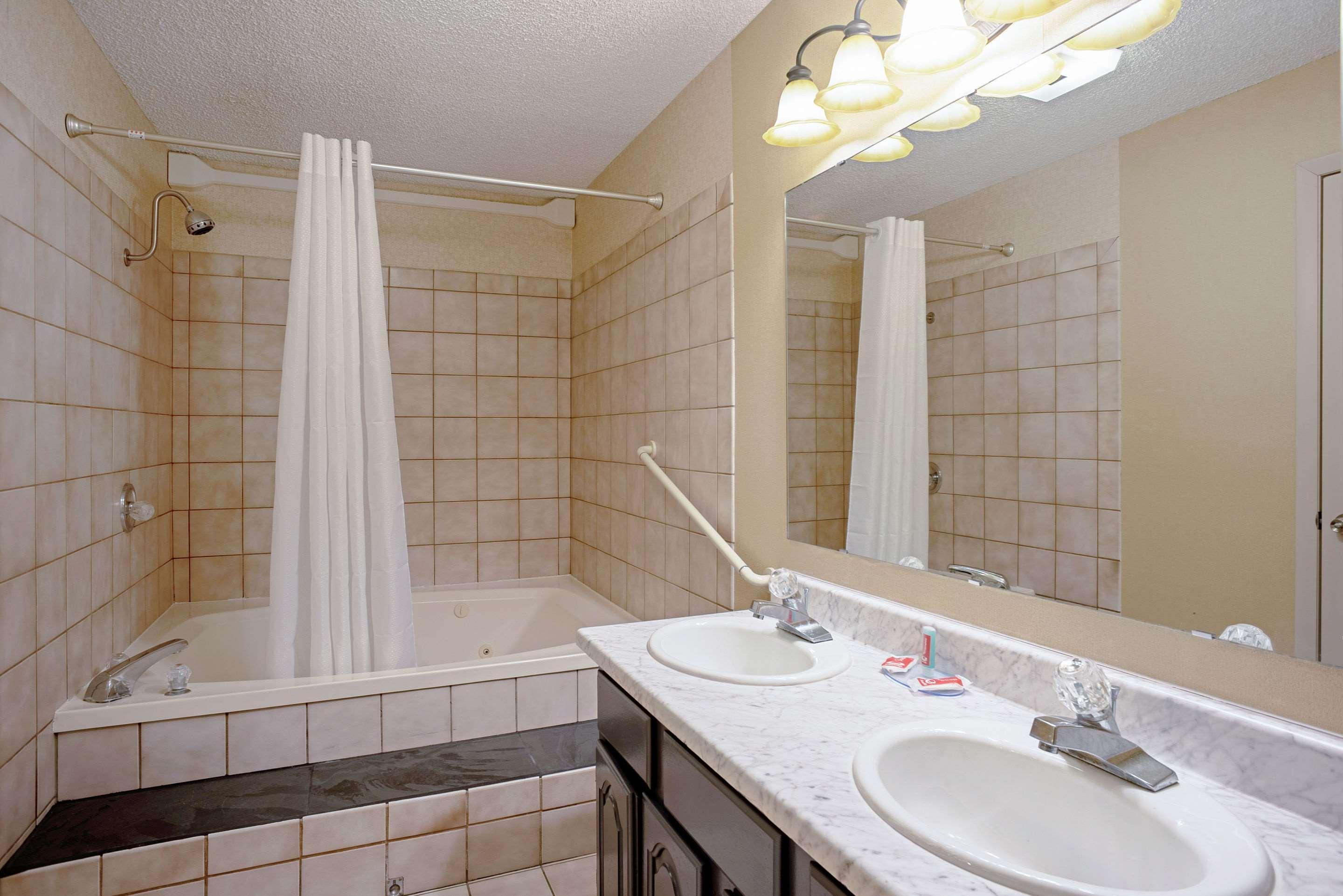 Quality Inn Frontier At Us Hwy 30 Clinton Екстер'єр фото