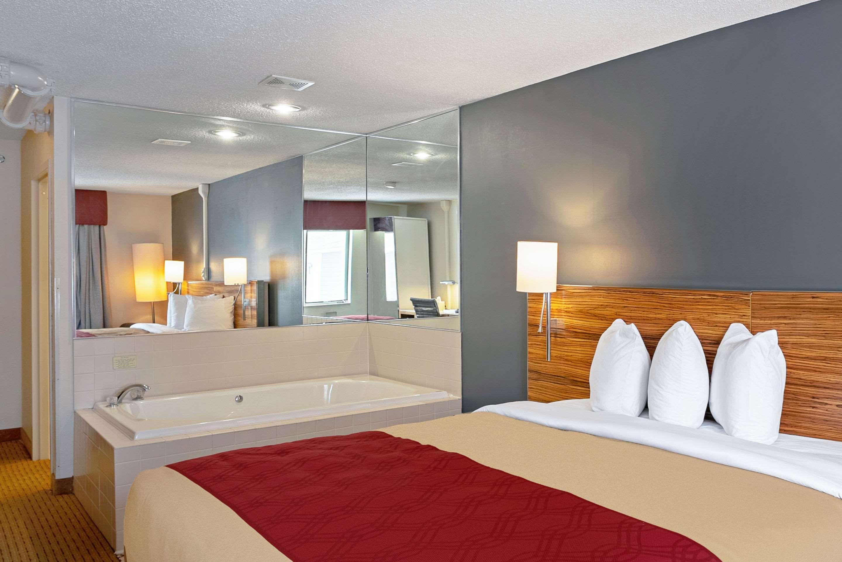 Quality Inn Frontier At Us Hwy 30 Clinton Екстер'єр фото