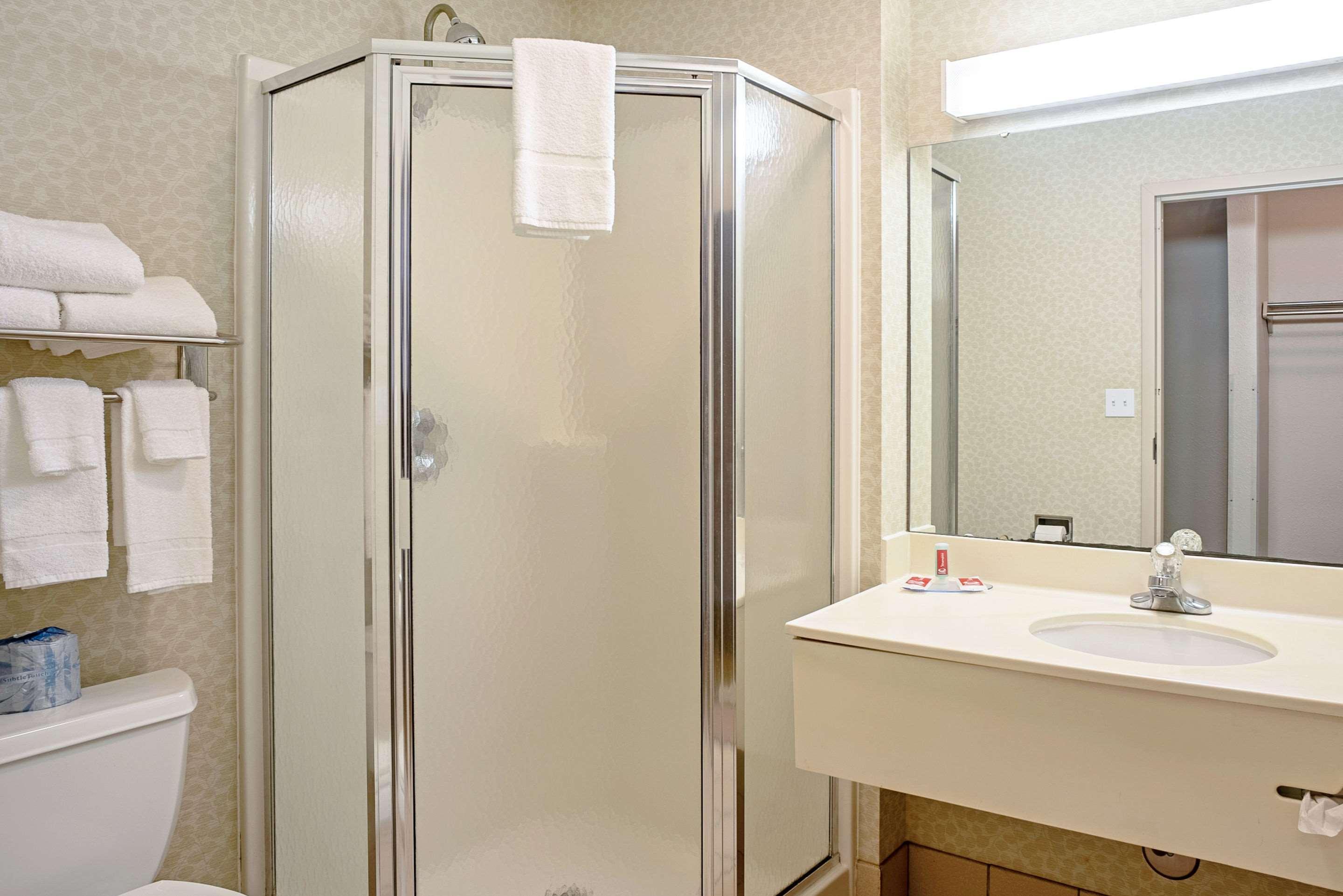 Quality Inn Frontier At Us Hwy 30 Clinton Екстер'єр фото