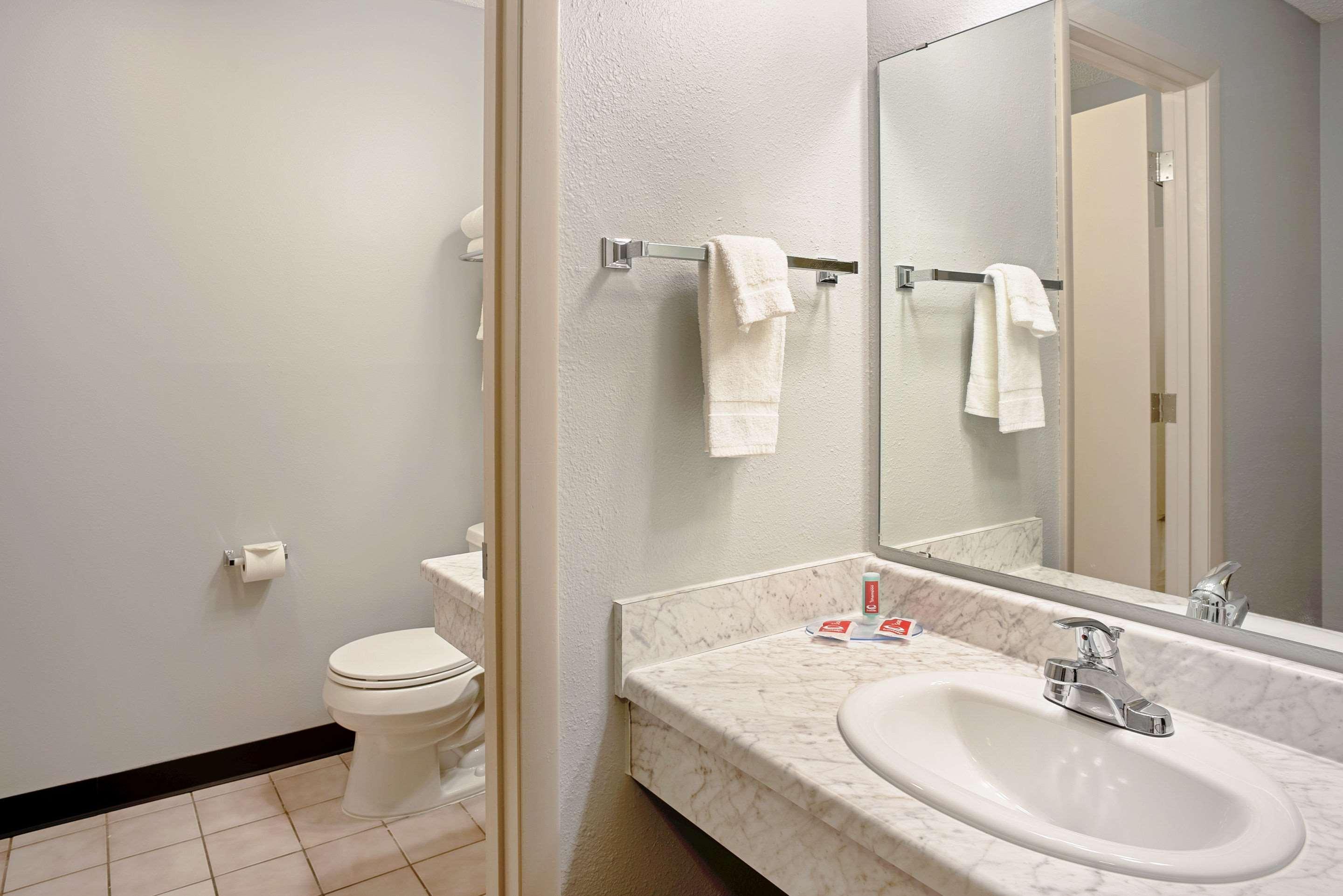 Quality Inn Frontier At Us Hwy 30 Clinton Екстер'єр фото