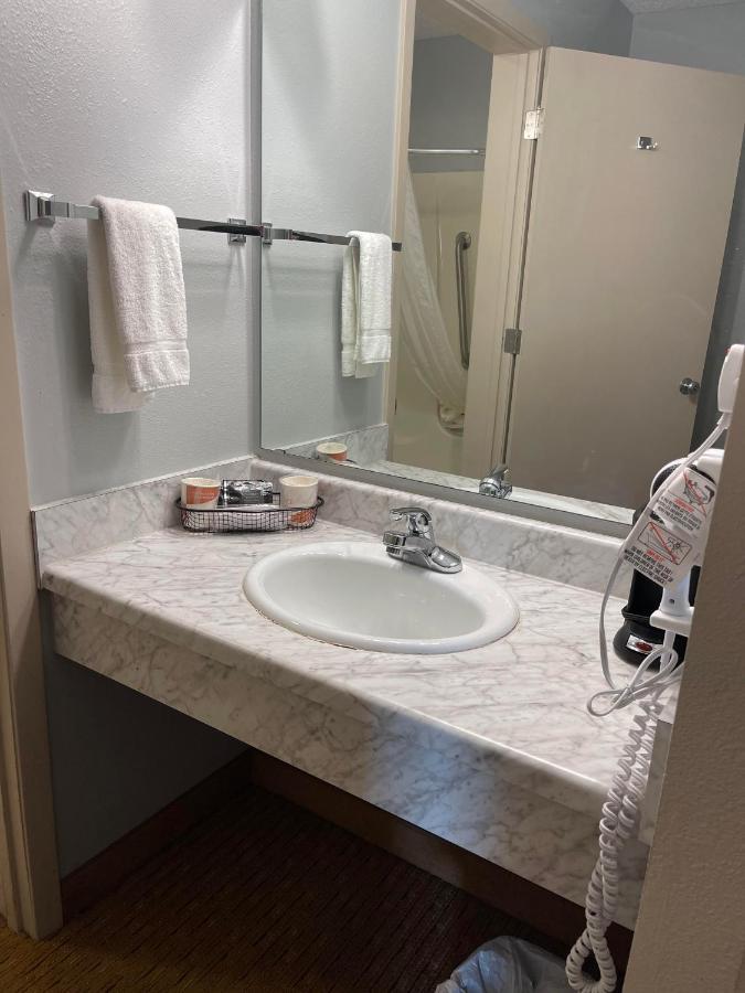 Quality Inn Frontier At Us Hwy 30 Clinton Екстер'єр фото