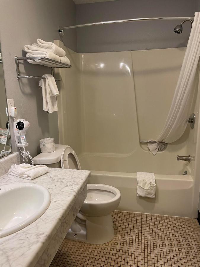 Quality Inn Frontier At Us Hwy 30 Clinton Екстер'єр фото