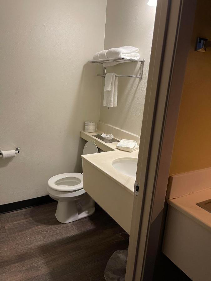 Quality Inn Frontier At Us Hwy 30 Clinton Екстер'єр фото