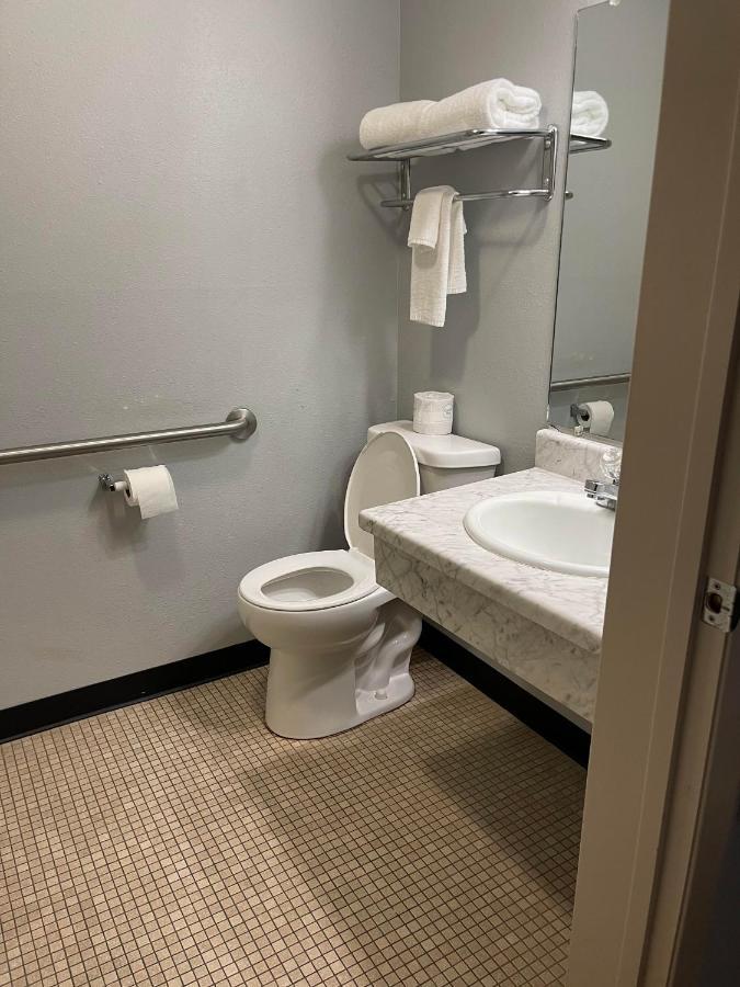 Quality Inn Frontier At Us Hwy 30 Clinton Екстер'єр фото